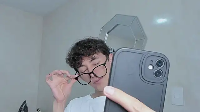 Snapshot of miketwink chatting on December 13, 8:25 pm miketwink online show from December 13, 8:25 pm