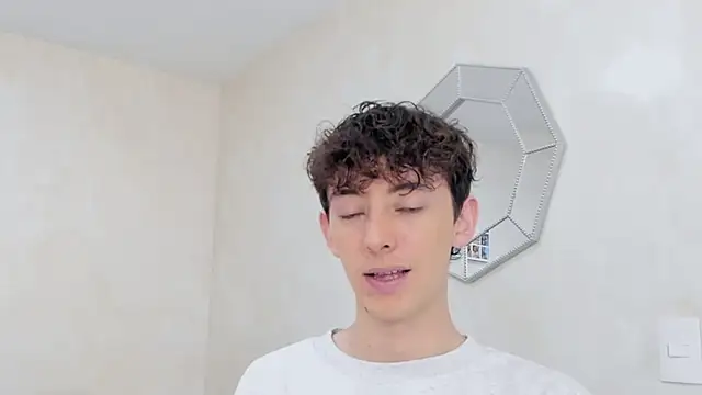 Snapshot of miketwink chatting on December 15, 9:52 pm miketwink online show from December 15, 9:52 pm