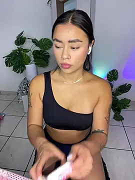 meli ortiz  online show from April 29, 2:21 pm