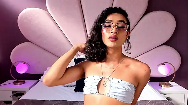 AliDiaz  online show from November 7, 8:31 pm