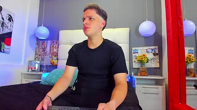 Snapshot of Thomas_May4rs chatting on March 11, 3:59 am Thomas May4rs online show from March 11, 3:59 am