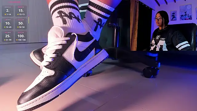 Snapshot of aleya_bliss chatting on November 22, 3:49 am aleya bliss online show from November 22, 3:49 am