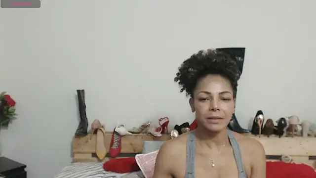 Lunasquirt1985 online show from February 19, 1:39 pm