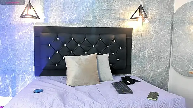 Snapshot of emberhodson chatting on September 18, 11:34 am emberhodson online show from September 18, 11:34 am