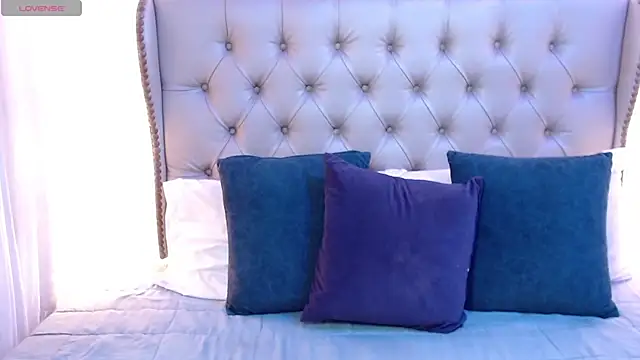 Liiamthompson online show from June 1, 10:22 pm