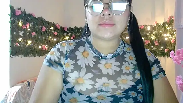 Snapshot of viccky_vick chatting on November 19, 1:27 am viccky vick online show from November 19, 1:27 am