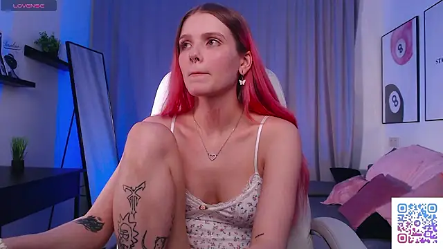 Gretchen Mol online show from March 8, 7:34 am