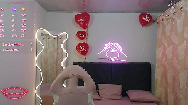 Snapshot of palmerfox_tay chatting on February 24, 7:19 pm palmerfox tay online show from February 24, 7:19 pm