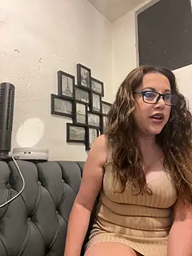 MirandaLatinaLovely online show from May 30, 6:05 pm