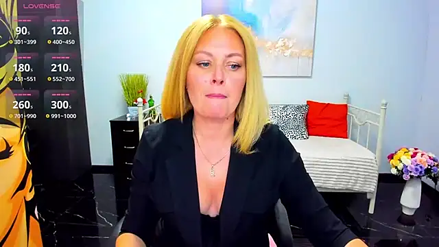 Snapshot of Mira_Whites chatting on May 19, 11:49 am Mira Whites online show from May 19, 11:49 am