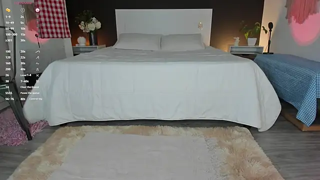 AlannaRussell  online show from June 19, 8:01 pm