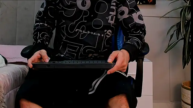 Snapshot of roan_birkin chatting on June 10, 7:24 pm roan birkin online show from June 10, 7:24 pm
