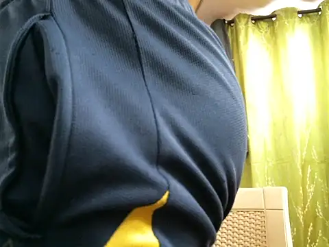 Snapshot of indianhairybull chatting on March 12, 4:30 am indianhairybull online show from March 12, 4:30 am