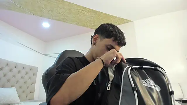 Snapshot of JhoanLeandro chatting on October 23, 4:12 am JhoanLeandro online show from October 23, 4:12 am