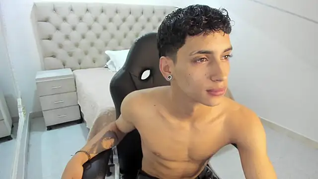 Snapshot of JhoanLeandro chatting on October 28, 4:49 am JhoanLeandro online show from October 28, 4:49 am