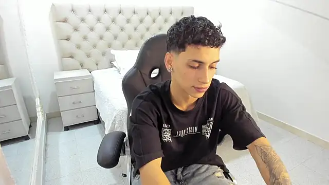 Snapshot of JhoanLeandro chatting on November 6, 5:19 am JhoanLeandro online show from November 6, 5:19 am