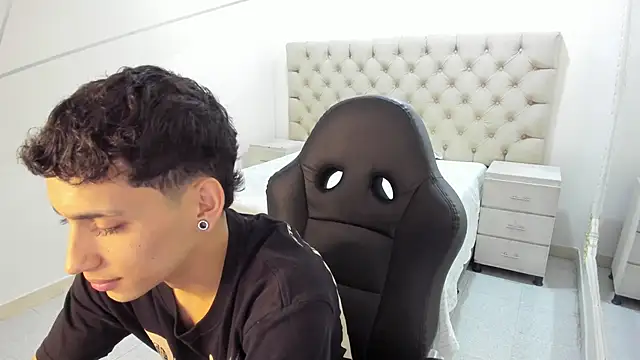 Snapshot of JhoanLeandro chatting on November 10, 5:06 am JhoanLeandro online show from November 10, 5:06 am