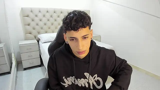 Snapshot of JhoanLeandro chatting on November 14, 5:28 am JhoanLeandro online show from November 14, 5:28 am