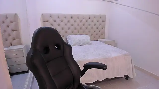 Snapshot of JhoanLeandro chatting on December 4, 4:44 am JhoanLeandro online show from December 4, 4:44 am