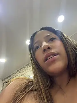 Snapshot of vicky_bass chatting on November 27, 12:24 am vicky bass online show from November 27, 12:24 am