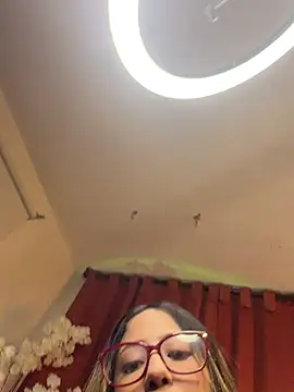 Snapshot of vicky_bass chatting on December 4, 4:55 am vicky bass online show from December 4, 4:55 am