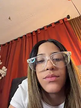 Snapshot of vicky_bass chatting on December 16, 5:12 am vicky bass online show from December 16, 5:12 am