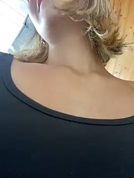 Snapshot of Andrea18_blonde chatting on November 20, 3:34 pm Andrea18 blonde online show from November 20, 3:34 pm