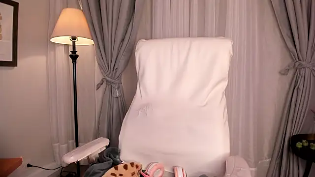 Snapshot of Gigi_Strawberry chatting on November 6, 5:52 am Gigi Strawberry online show from November 6, 5:52 am