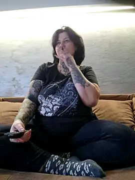 Snapshot of CannabisQueenn chatting on November 17, 7:25 am CannabisQueenn online show from November 17, 7:25 am