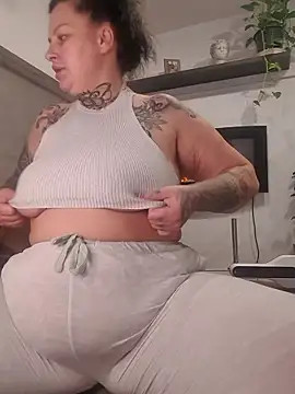 Snapshot of CannabisQueenn chatting on November 21, 9:08 am CannabisQueenn online show from November 21, 9:08 am