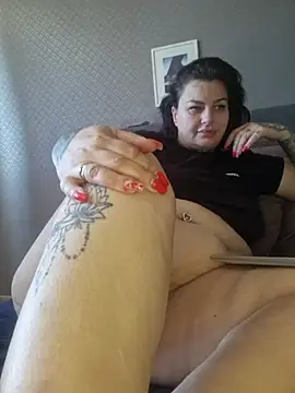 Snapshot of CannabisQueenn chatting on June 19, 8:29 am CannabisQueenn online show from June 19, 8:29 am