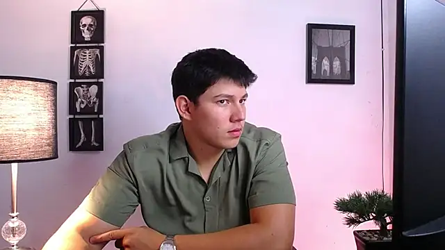 Snapshot of JamesCr_ chatting on October 23, 2:22 am JamesCr online show from October 23, 2:22 am