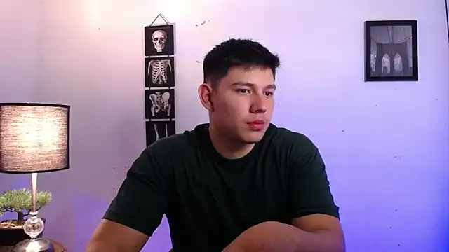 Snapshot of JamesCr_ chatting on November 4, 1:48 am JamesCr online show from November 4, 1:48 am