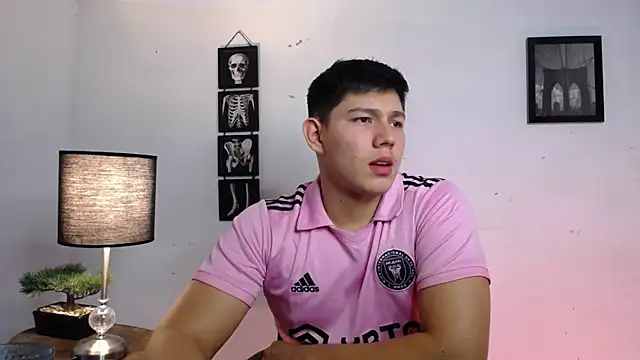 Snapshot of JamesCr_ chatting on November 12, 12:33 am JamesCr online show from November 12, 12:33 am