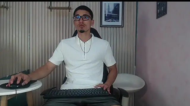 Snapshot of Becker2_ chatting on December 18, 11:55 pm Becker2 online show from December 18, 11:55 pm