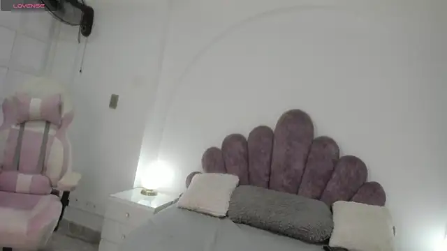 Snapshot of Your_Lady_Milf chatting on February 4, 6:49 pm Your Lady Milf online show from February 4, 6:49 pm