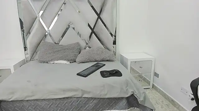 Snapshot of Your_Lady_Milf chatting on February 25, 12:24 pm Your Lady Milf online show from February 25, 12:24 pm