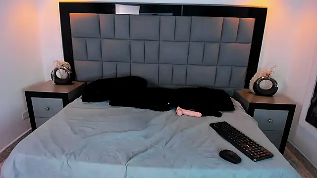 Snapshot of Your_Lady_Milf chatting on March 20, 4:20 pm Your Lady Milf online show from March 20, 4:20 pm