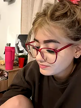 Snapshot of akirahattori chatting on October 10, 6:34 am akirahattori online show from October 10, 6:34 am