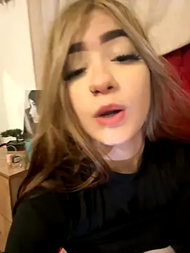 Snapshot of akirahattori chatting on October 19, 10:21 pm akirahattori online show from October 19, 10:21 pm