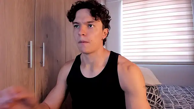 Snapshot of Mastrangelo_xxx chatting on November 23, 8:41 pm Mastrangelo xxx online show from November 23, 8:41 pm