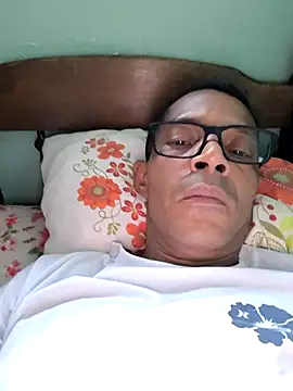 Snapshot of Renato571 chatting on April 24, 8:33 pm Renato571 online show from April 24, 8:33 pm