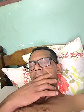 Snapshot of Renato571 chatting on April 26, 11:46 pm Renato571 online show from April 26, 11:46 pm