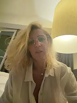 Snapshot of SweetAnia_ chatting on July 12, 8:44 pm SweetAnia online show from July 12, 8:44 pm