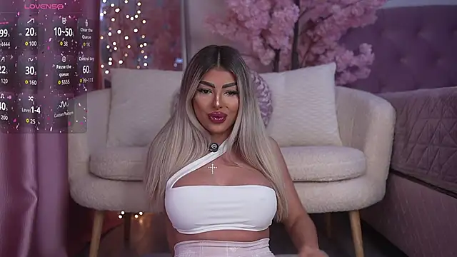 Snapshot of emma_goodess_ chatting on June 3, 9:42 pm emma goodess online show from June 3, 9:42 pm