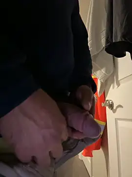 Snapshot of aleds17668 chatting on October 22, 4:35 am aleds17668 online show from October 22, 4:35 am