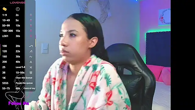 Snapshot of SallyWhitee chatting on November 23, 4:01 am SallyWhitee online show from November 23, 4:01 am