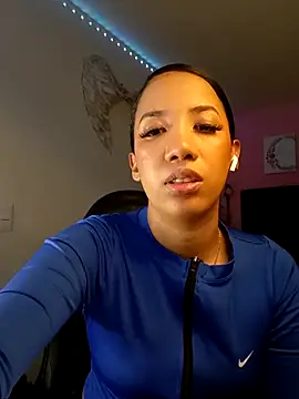 Snapshot of SallyWhitee chatting on April 22, 5:32 am SallyWhitee online show from April 22, 5:32 am