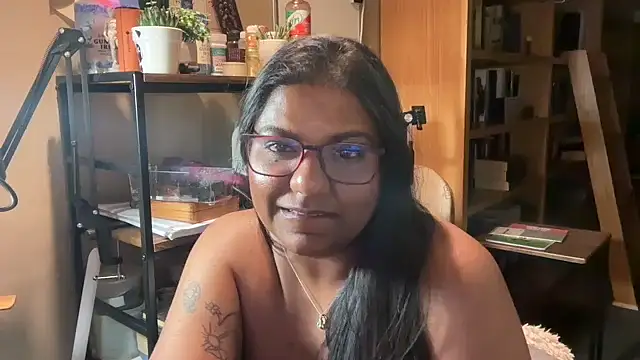 Snapshot of SophieStarShine chatting on October 13, 11:49 pm SophieStarShine online show from October 13, 11:49 pm