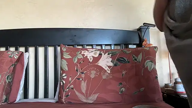 Snapshot of SophieStarShine chatting on October 28, 2:31 pm SophieStarShine online show from October 28, 2:31 pm